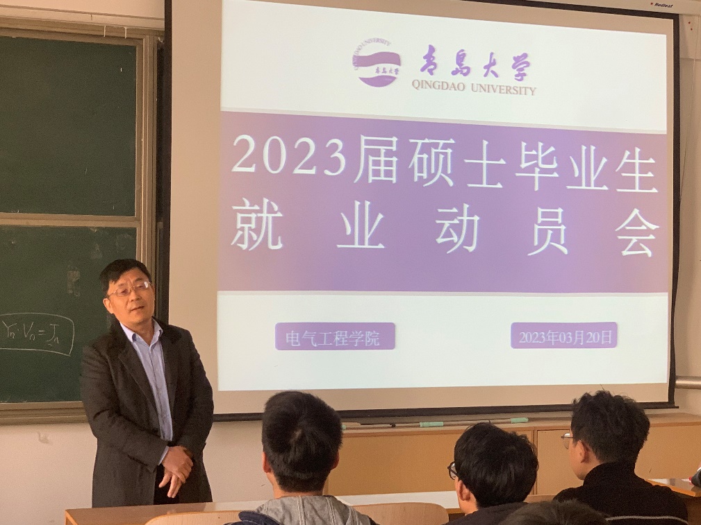 一群人在臺上演講描述已自動生成